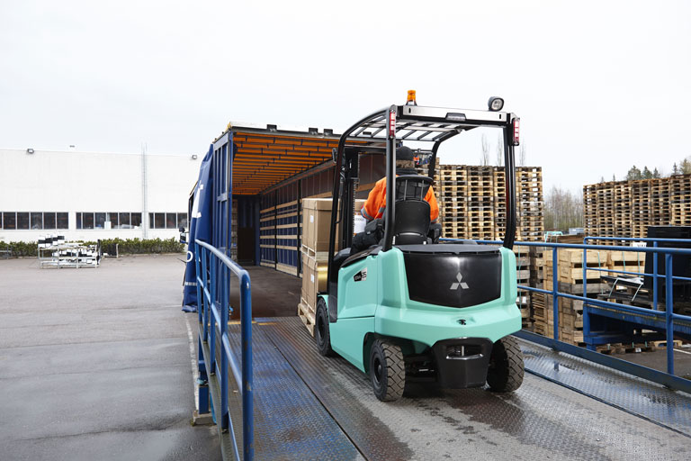 EDiA Elektrostapler auf Rampe